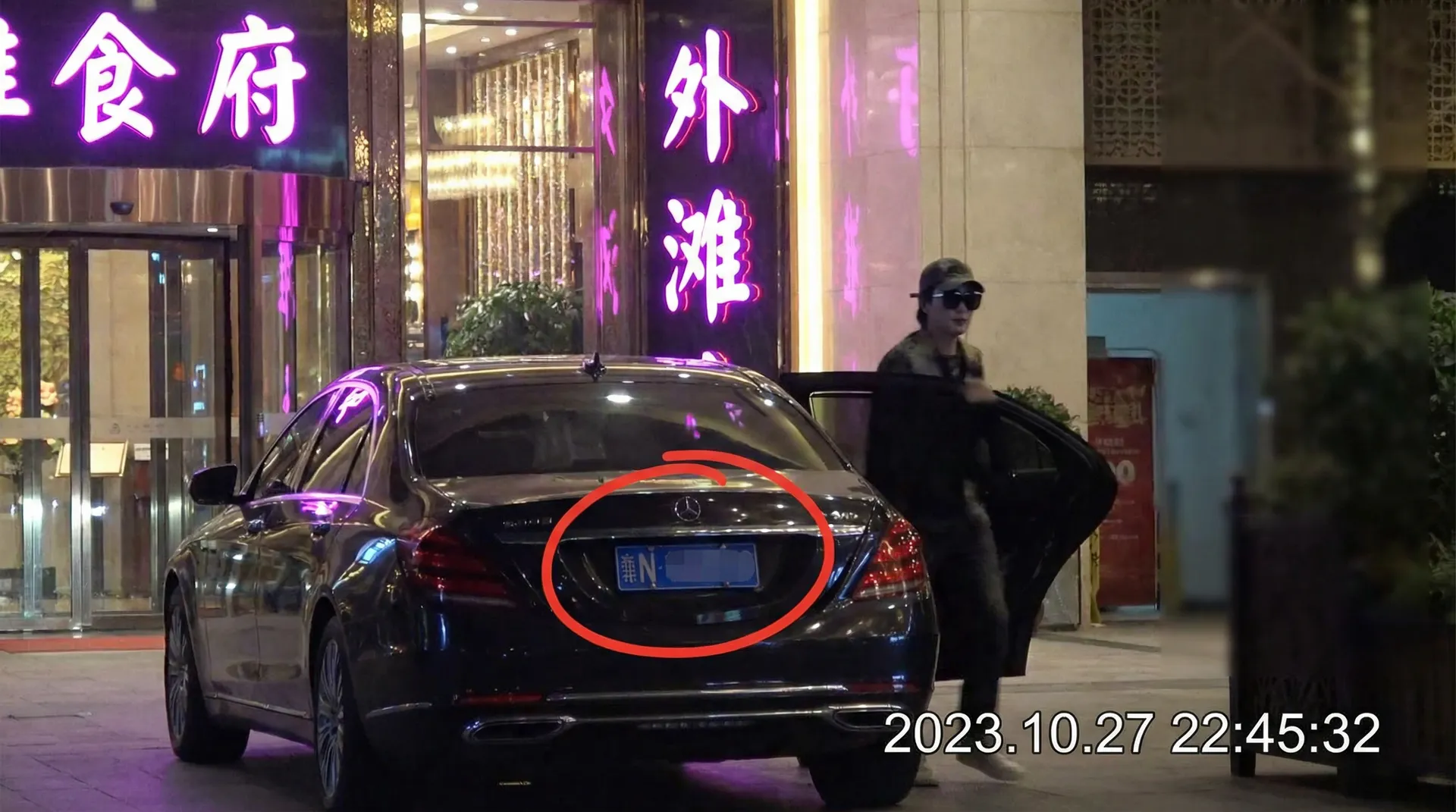 黑丝高跟 - 豪车餐厅外偷拍